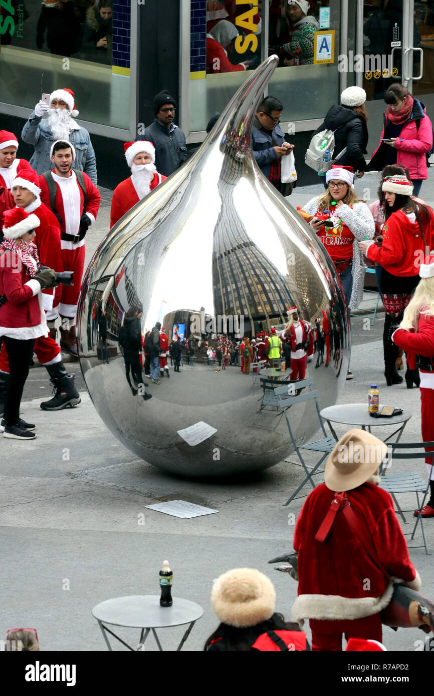 New York, USA. 8 Dez, 2018. Santa Con, die Stadt - Große jährliche bar Crawl zu früh 10:00 Uhr lokaler Zeit beginnen am 8. Dezember 2018 in Midtown Manhattan. Nach einem Gruppenfoto, Nachtschwärmer vorangegangen zu Bars, Pubs, Nachtclubs, karaoke Spots und Raves, die Teilnehmenden sind im saisonal Yuletide bacchanal. Credit: G. Ronald Lopez/ZUMA Draht/Alamy leben Nachrichten Stockfoto