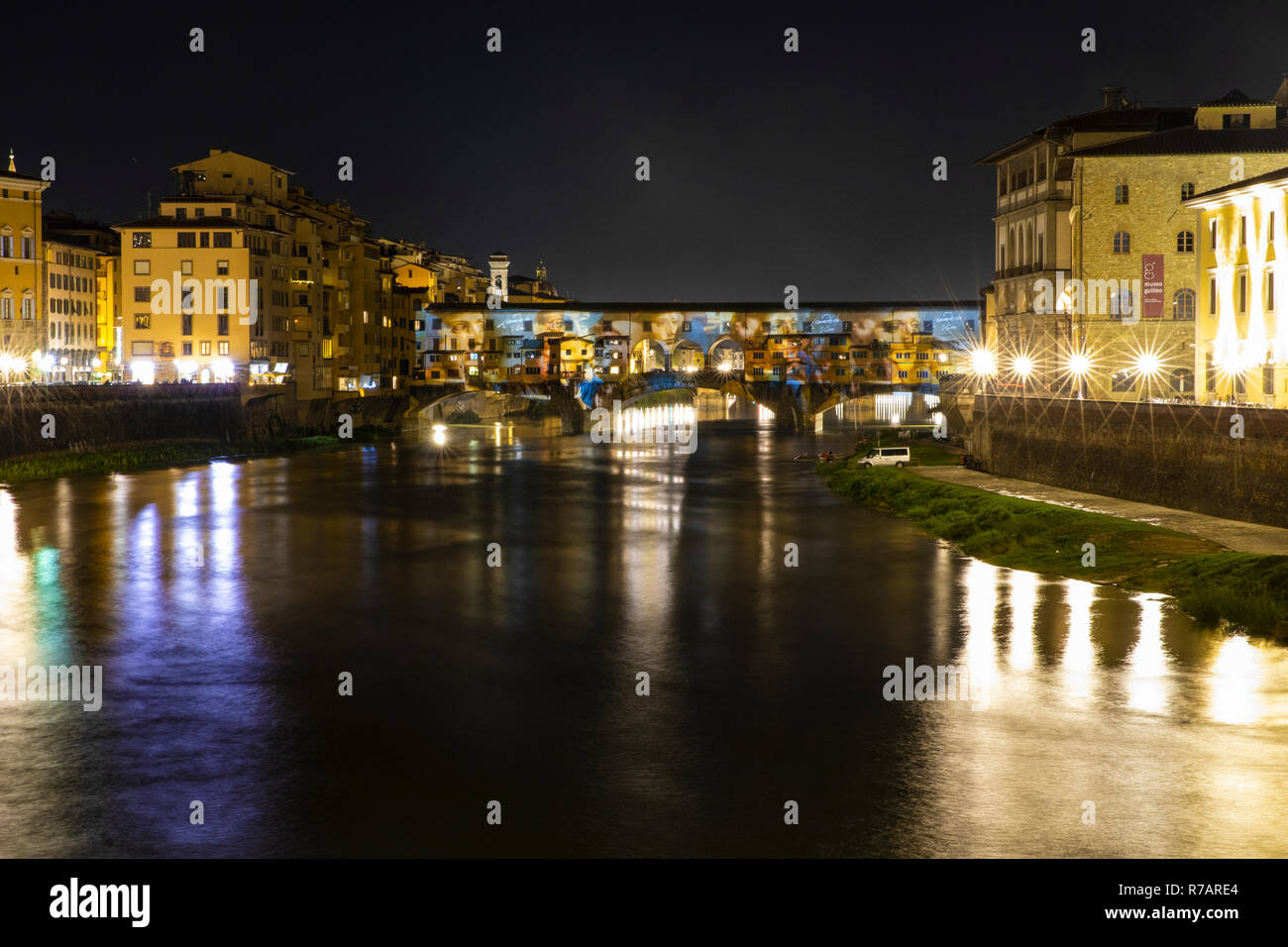 Florenz, Italien. 8. Dez 2018. Heute Weihnachten Leuchten in Florenz. Der Ponte Vecchio in Florenz ist von einem videomapping, dass Projekte das Genie von Leonardo da Vinci die Umwandlung der Brücke in eine Lightshow beleuchtet. Florenz 8. Dezember © Michela Goretti/Alamy leben Nachrichten Stockfoto