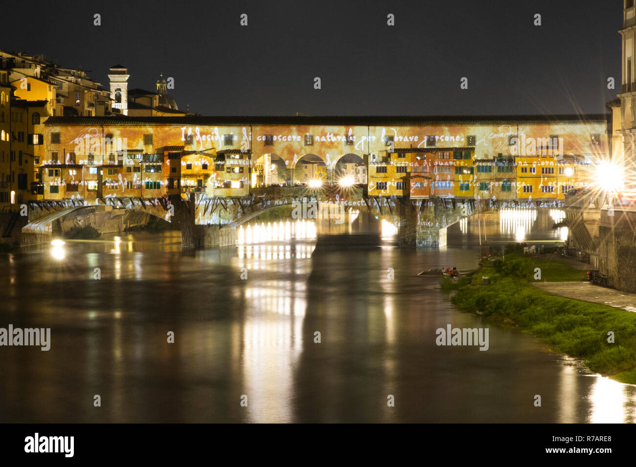 Florenz, Italien. 8. Dez 2018. Die Weihnachtsbeleuchtung Leuchten in  Florenz. Der Ponte Vecchio in Florenz ist von einem videomapping, dass  Projekte das Genie von Leonardo da Vinci die Umwandlung der Brücke in