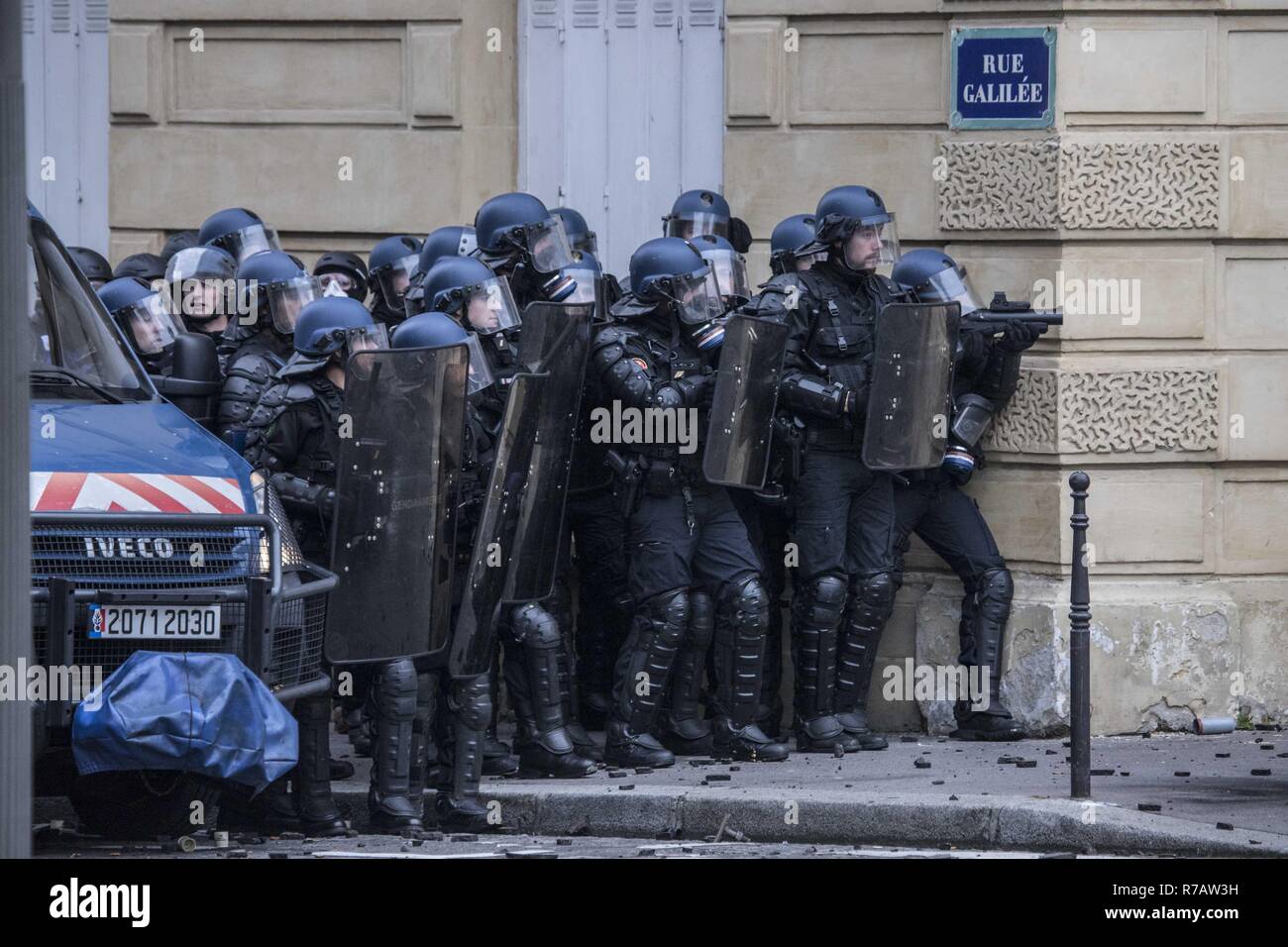 Paris, Frankreich. 8 Dez, 2018. Polizisten gesehen und Platte während des Gelben Westen protestieren. Vierte Wochenende im Gelben Westen antigoverment Proteste in Paris mit Tausenden von Demonstranten vandalizing Autos, Geschäfte oder öffentliche Eigenschaft, Einrichten von Straßensperren um Champs Elysees und Arc De Triomphe. Polizei verwendet, Tränengas und über tausend Verhaftungen. Credit: Nicolas Economou/SOPA Images/ZUMA Draht/Alamy leben Nachrichten Stockfoto