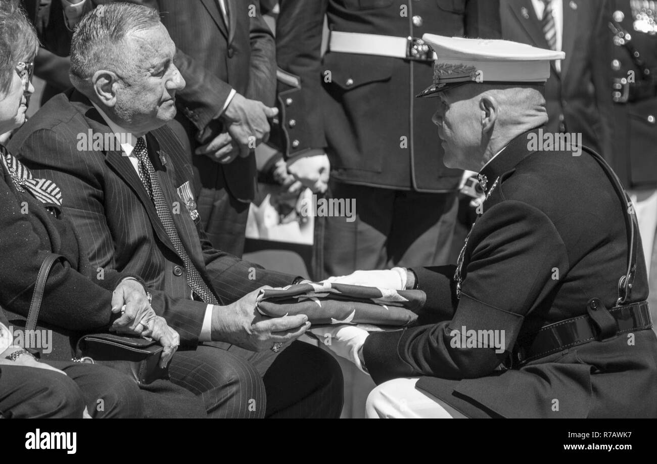 Kommandant des Marine Corps Gen. Robert B. Neller, rechts, stellt ein Flag, John S. Snowden, Sohn der pensionierte Generalleutnant Lawrence F. Snowden, während seiner Trauerfeier in der Marine Corps Base Quantico, Virginia, 8. April 2017. Snowden diente im Zweiten Weltkrieg, dem Koreakrieg, Vietnam Krieg, war der Ältere der Überlebenden der Schlacht von Iwo Jima. Stockfoto