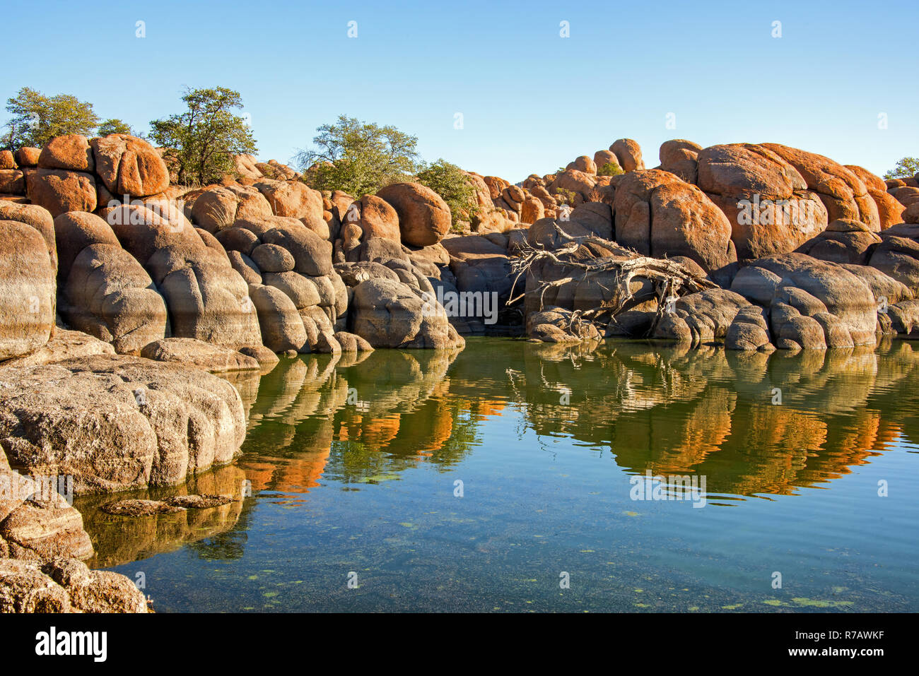 Reflexionen in Watson Lake in der Nähe von Prescott, Arizona 2. Stockfoto