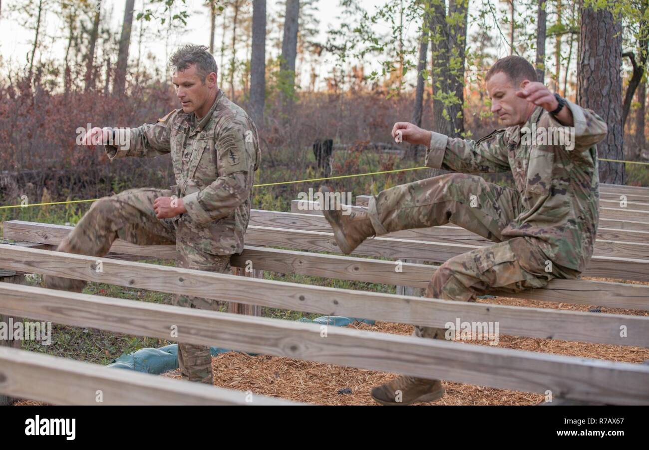 U.S. Army Rangers Sgt. 1. Klasse Jesse Vork und Sgt. 1. Klasse Sean Smith, der National Guard, Manöver über ein Hindernis bei der 34. jährlichen David E. Grange jr. Am besten Ranger Wettbewerb am Ft zugeordnet. Benning, Ga., 9. April 2017. Die besten Ranger Wettbewerb ist eine dreitägige Veranstaltung, bestehend aus Herausforderungen Wettbewerber des körperlichen, geistigen und technischen Fähigkeiten, sowie zu Orten, an denen das Militär die besten Zwei-mann Ranger Teams gegeneinander um den Titel des besten Ranger zu konkurrieren. Stockfoto