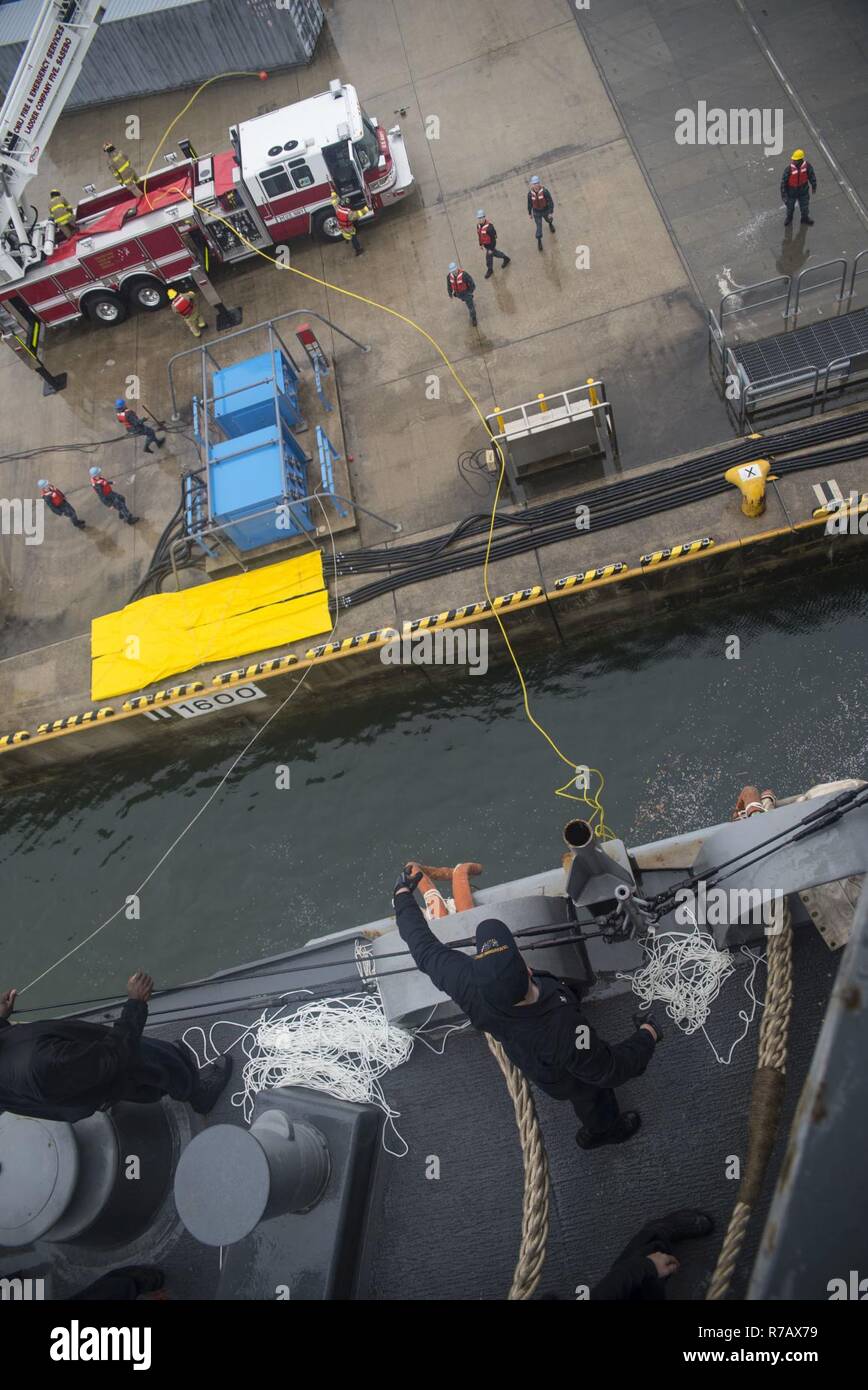 SASEBO, Japan (10. April 2017) Aviation Ordnanceman 3. Klasse Willie Owens, von Atmore, Ala., wirft einen wurfleine zu pierside Segler im Meer und anker detail an Bord der Amphibisches Schiff USS BONHOMME RICHARD (LHD6). Bonhomme Richard, dem Flaggschiff der Bonhomme Richard amphibischen bereit, Gruppe, ist der Rückkehr von einem 6-wöchigen Patrouille im Indo-Asia-Pazifik-Region. Stockfoto