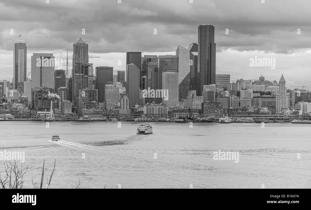 Blick auf die Skyline von Seattle mit dunklen Wolken Overhead. Stockfoto