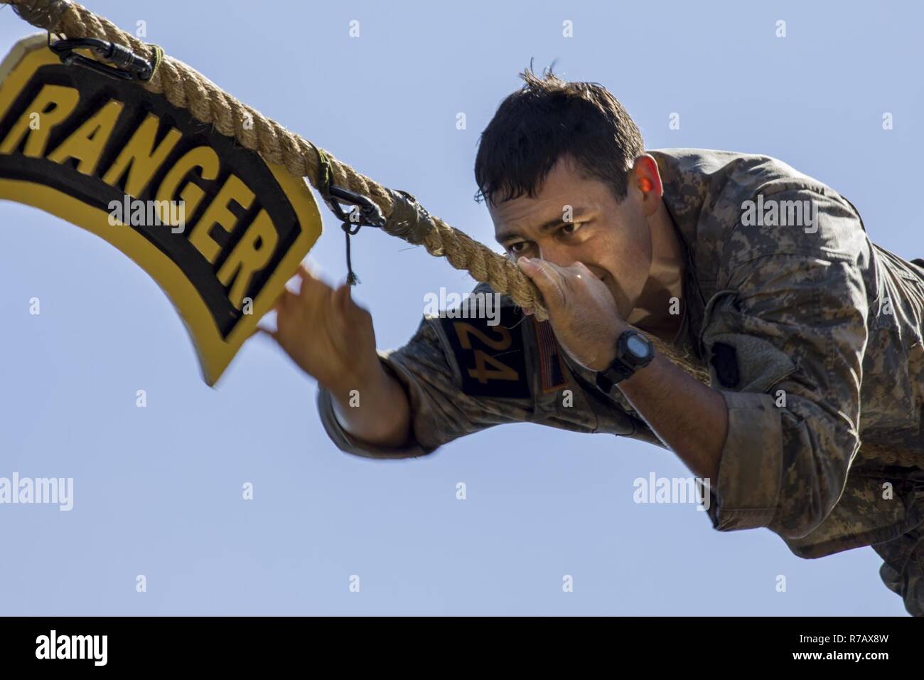 U.S. Army Ranger 1 Lt Daniel Strickland, 25 Infanterie Division, berührt die Ranger Tab in der Bekämpfung Wasser überleben Bewertung während der 34. jährlichen David E. Grange jr. Am besten Ranger Wettbewerb an Ft. Benning, Ga., Nov. 9, 2017. Die besten Ranger Wettbewerb ist eine dreitägige Veranstaltung, bestehend aus Herausforderungen Wettbewerber des körperlichen, geistigen und technischen Fähigkeiten, sowie zu Orten, an denen das Militär die besten Zwei-mann Ranger Teams gegeneinander um den Titel des besten Ranger zu konkurrieren. Stockfoto