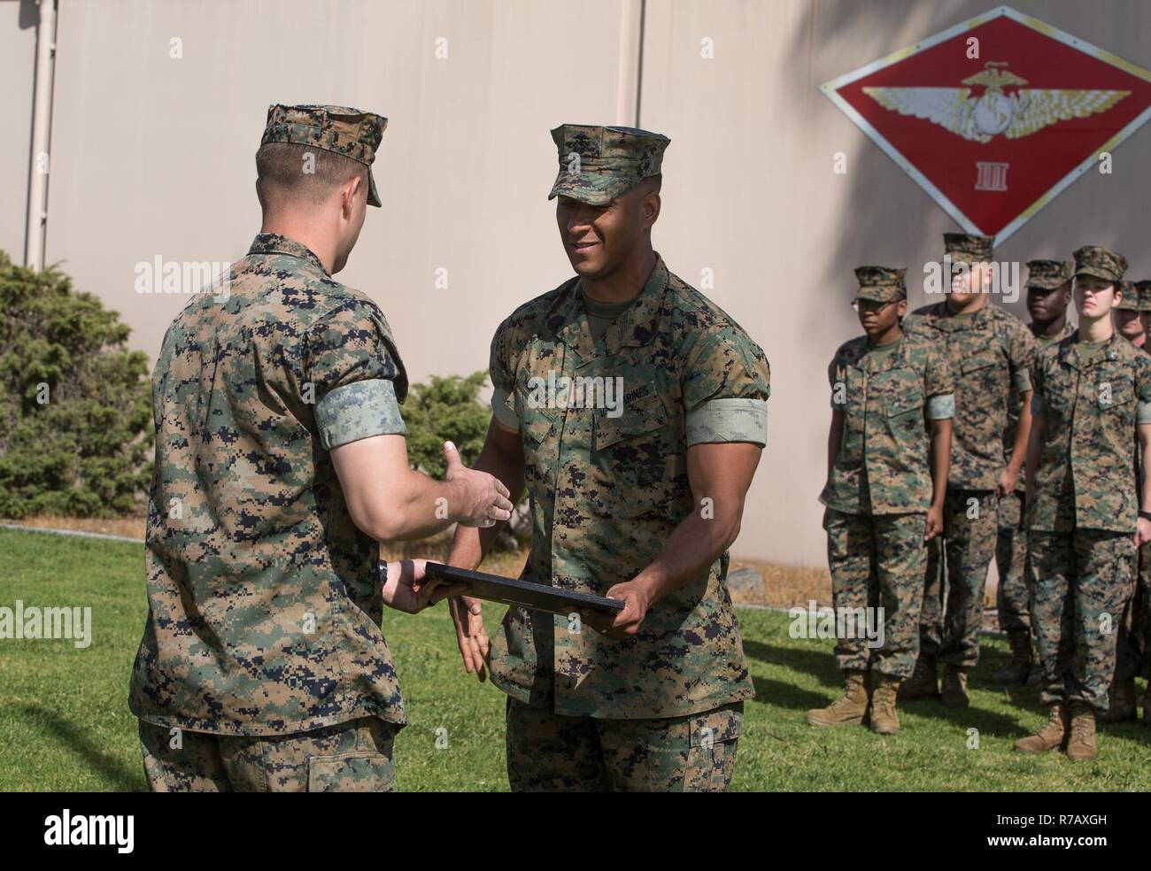 Us Marine Corps Master Sgt. Anthony Mendoza, Terrorismusbekämpfung und Schutz chief für 3. Marine Flugzeugflügel (3 dMAW), G-3-Vorgänge, die von den 1st Lieutenant Daniel Kent, G-3-Operationen Anti-terror-Offizier, der während seiner Promotion zum Master Sergeant Zeremonie am 3 dMAW Hauptquartier, Marine Corps Air Station Miramar San Diego, Calif., 10. April 2017 congratualted. Mendoza ist mitsoldaten dMAW 3 zugeordnet, G-3-Operationen, stand in der Ausbildung hinter ihm als Teil einer traditionellen Promotion Zeremonie, in der Sie ihm zu seinem Erfolg gratulieren wird - danach. Stockfoto