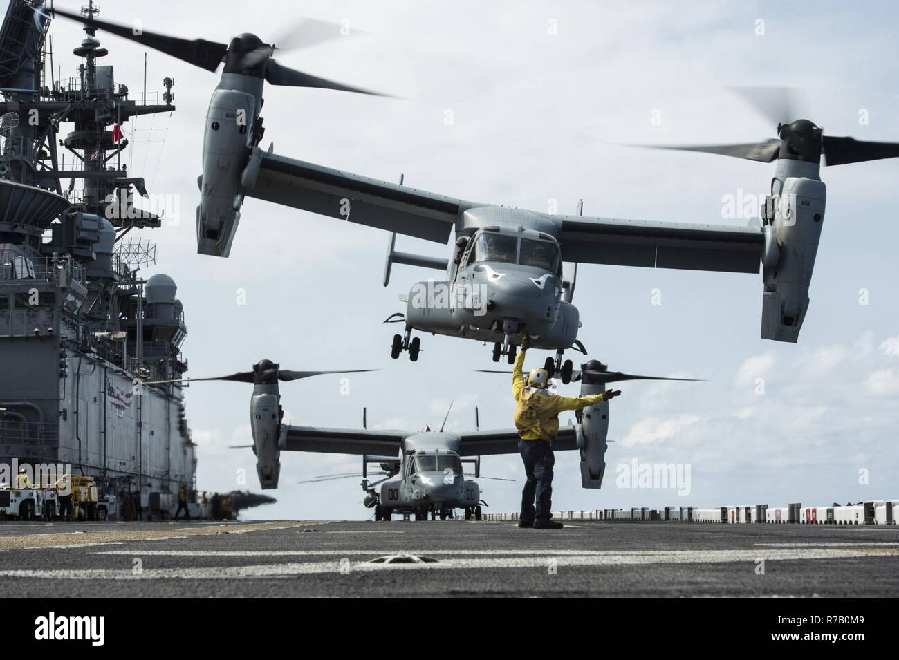 SOUTH CHINA SEA (12. April 2017) der Luftfahrt Bootsmann Mate (Handling) 2. Klasse Leo Gonzales, aus San Diego, Signale für eine MV-22 B Osprey, zugeordnet zu den Grat Läufer der Marine Medium Tiltrotor Squadron (VMM) 163, weg von der Flight Deck der Amphibisches Schiff USS Makin Island (LHD8) nehmen. Makin Island, das Flaggschiff der Makin Island amphibischen bereit, mit der begonnen 11 Marine Expeditionary Unit, arbeitet in der Indo-Asia-pazifischen Region amphibische Fähigkeit mit regionalen Partnern zu verbessern und als gebrauchsfertige Response Force für jede Art der Kontingenz zu dienen. Stockfoto