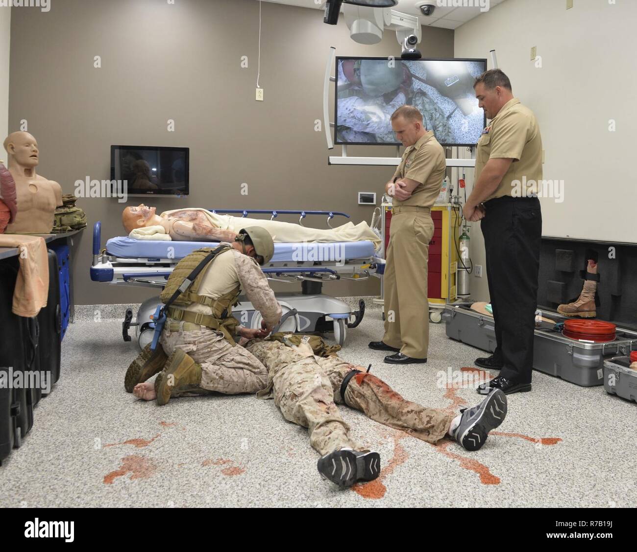 SAN DIEGO (11. April 2017) der Master Chief Petty Officer der Marine Steven S. Giordano Uhren eine Bekämpfung der Unfall- Szenario in der Simulation Training Center an Bord Naval Medical Center San Diego (NMCSD). Giordano tourte NMCSD Besuch der Simulation Lab, bio Skills Center und vivarium vor allem - Hände Anruf und die Beantwortung von Fragen zu Sailors. Stockfoto