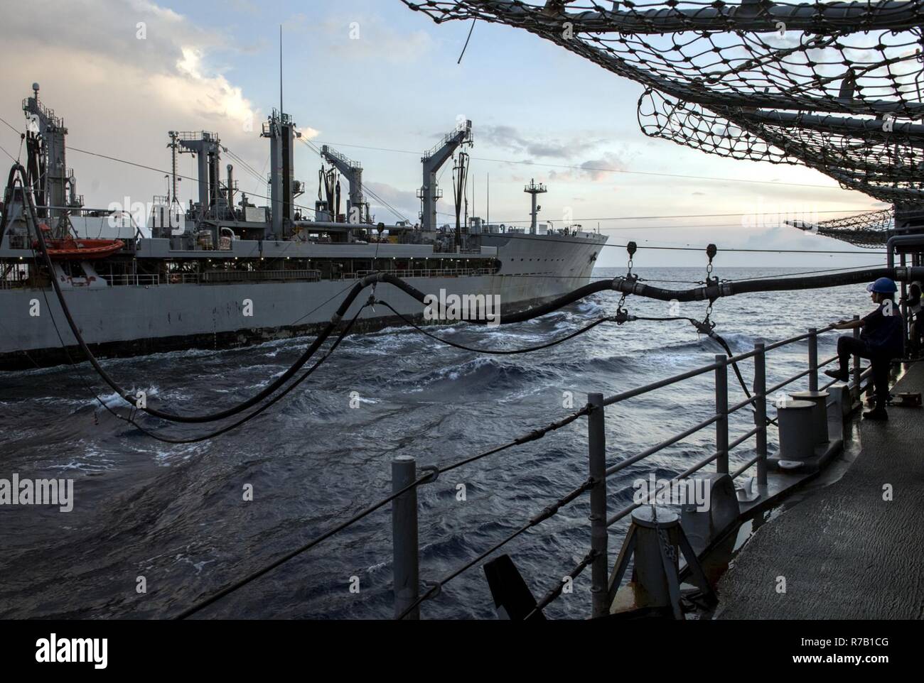 SOUTH CHINA SEA (11. April 2017) der Bootsmann Mate Seemann Athalia Chavez, aus Bakersfield, Kalifornien, beobachtet eine Auffüllung-auf-See mit Fleet Auffüllung öler USNS Pecos (T-AO 197) an Bord Ticonderoga-Klasse geführte-missile Cruiser USS Lake Champlain (CG57). Lake Champlain ist in regelmäßigen Western Pacific Bereitstellung mit der Carl Vinson Carrier Strike Group als Teil der US-Pazifikflotte-Initiative die Befehls- und Steuerfunktionen der USA 3 Flotte in der Indo-Asia zu verlängern - Pazifik Region. Navy Flugzeugträger Streik Gruppen haben die Indo-Asia - Pazifik reg patrouillierten Stockfoto