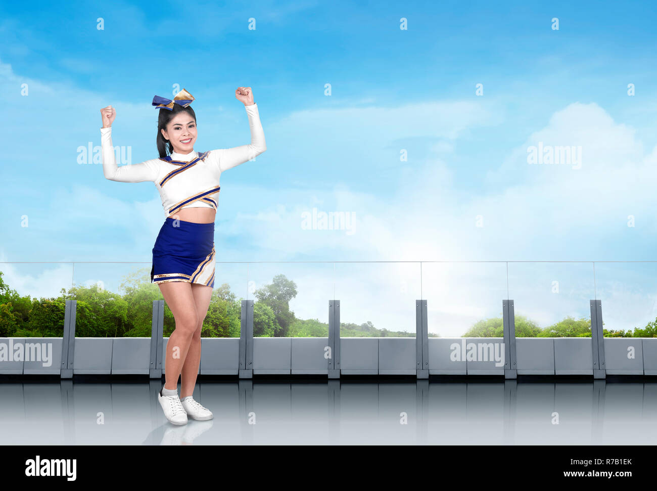 Cute asian Cheerleader in Aktion Stockfoto