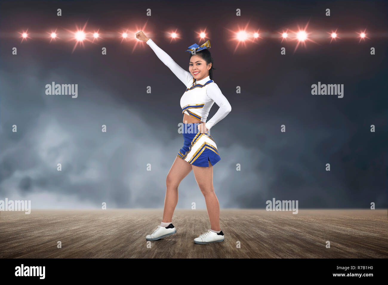 Attraktiven asiatischen Cheerleader in Aktion Stockfoto