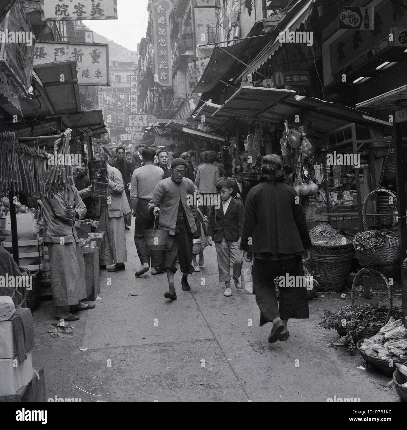 50er Jahre, historische, Menschen und Freiluftstände in einer engen Straße oder einem Durchgang in der Altstadt von Hongkong. Stockfoto