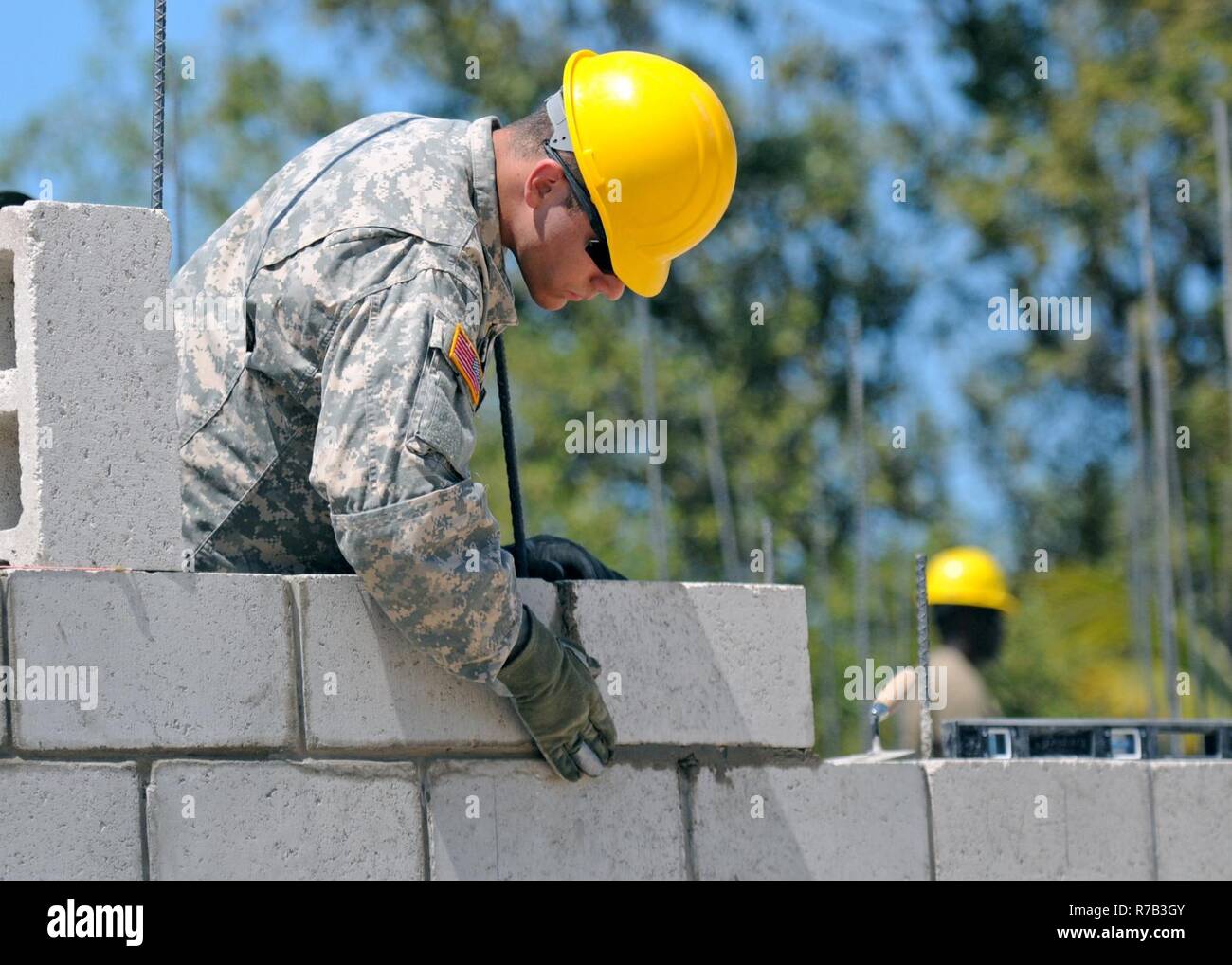 PFC Michael Waldon, eine Zimmerei/Mauerwerk-Ingenieur mit dem 808th Ingenieur-Unternehmen aus Houston, Texas, legt Betonblöcke auf der Baustelle Ladyville Klinik in Belize im Rahmen des Beyond the Horizon am 12. April 2017. BTH 2017 ist eine US-Belize-Partnerschaft-Übung zur Verbesserung des Gesundheits- und Bildungseinrichtungen sowie eine kostenlose Gesundheitsversorgung und medizinische Bildung in den drei Bezirken von Cayo, Stann Creek und Belize. Stockfoto