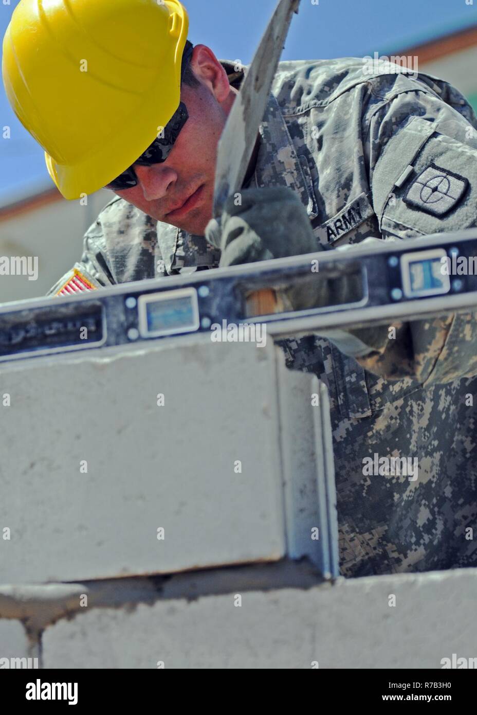 PFC Michael Waldon, eine Zimmerei/Mauerwerk-Ingenieur mit dem 808th Ingenieur-Unternehmen aus Houston, Texas, stellt sicher, dass die Betonblöcke, die er legt, auf der Baustelle Ladyville Klinik in Belize im Rahmen des Beyond the Horizon am 12. April 2017 sind. BTH 2017 ist eine US-Belize-Partnerschaft-Übung zur Verbesserung des Gesundheits- und Bildungseinrichtungen sowie eine kostenlose Gesundheitsversorgung und medizinische Bildung in den drei Bezirken von Cayo, Stann Creek und Belize. Stockfoto