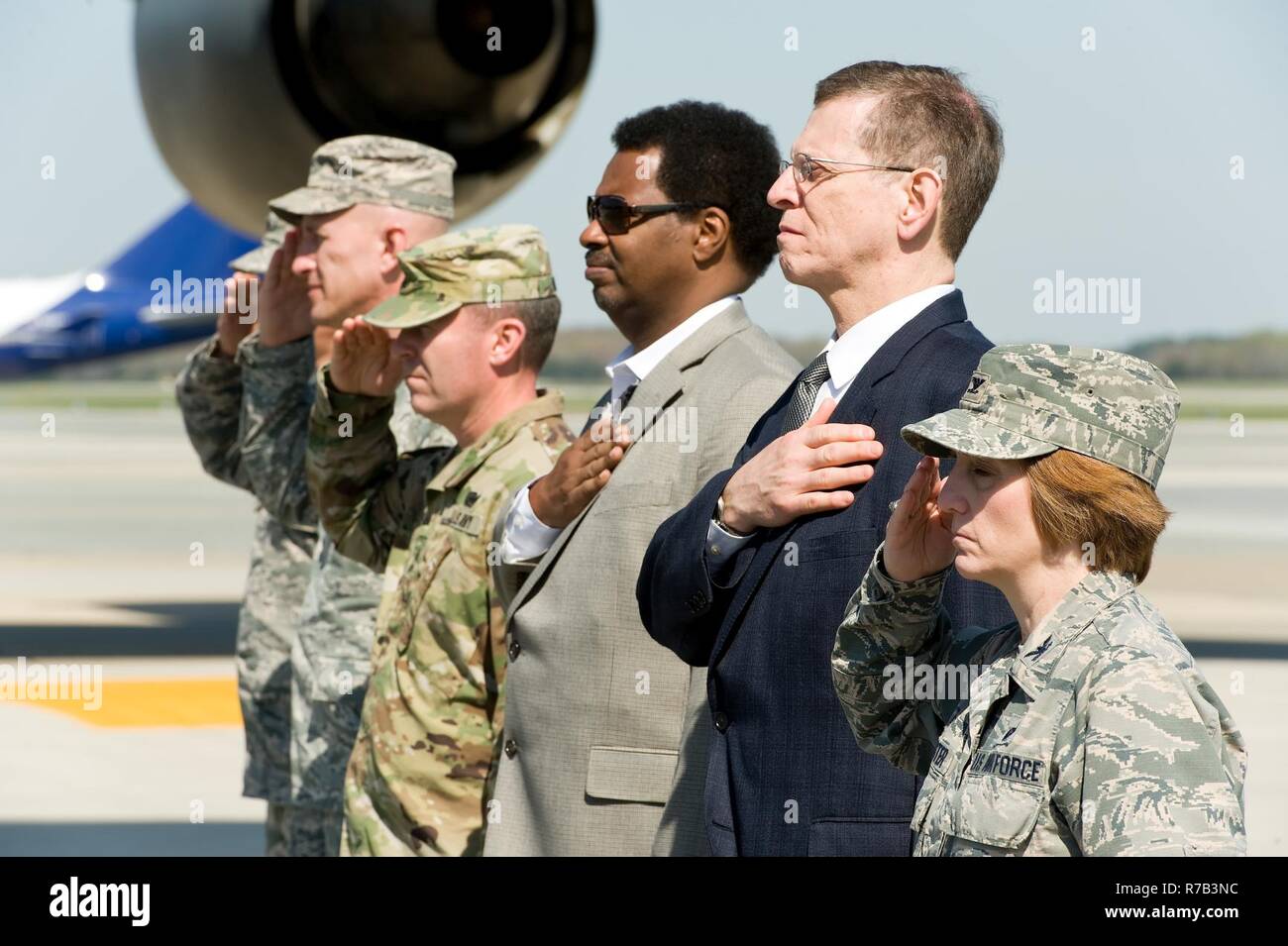 Oberstleutnant Dawn Lancaster, Air Force Leichenhalle Angelegenheiten Operationen Commander, macht ein Gruß an Verteilergetriebe eines simulierten Gefallen service Mitglied der offiziellen Partei passingby April 11, 2017, auf Dover Air Force Base, Del AFMAO statt Gefaltete Flagge 2017, einem gemeinsamen Service Training, dass seine Fähigkeit, ein Mass Casualty Vorfall zu reagieren getestet. Stockfoto