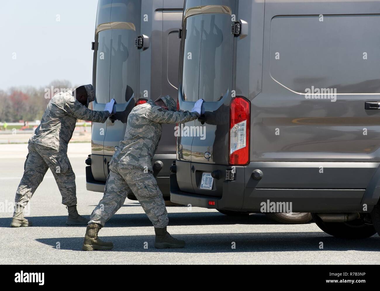 Airman 1st Class Emmanuel Yeboah und Senior Airman Cody Kendall, sowohl die Zuweisung zu der Air Force Leichenhalle Angelegenheiten, gleichzeitig die Türen der Leichenhalle transfer Fahrzeuge während gefaltet Flag 2017 11. April 2017 zu schließen, auf Dover Air Force Base, Del U.S. Army und Marine Corps Teams tragen und AFMAO Personal in der gemeinsamen Service Training übung, die die Fähigkeit des AFMAO zu einem Mass Casualty Vorfall zu reagieren getestet teilgenommen. Stockfoto