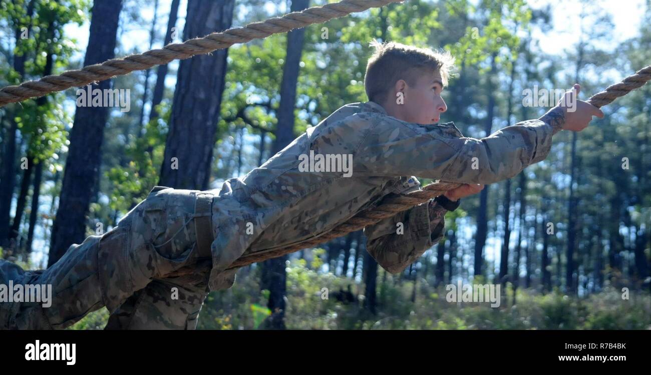 Staff Sgt. Lukas Katz Folien über ein Seil an der Darby Königin Hindernis-parcours in Fort Benning, Ga die Darby Königin war einer der 26 Aufgaben, die die besten Ranger Wettbewerb, der vom 7. bis 9. April gehalten wurde. Katz, ein Mitglied der Nebraska Army National Guard, für seinen zweiten aufeinander folgenden Jahr konkurriert und beendete 10. insgesamt. (Nebraska National Guard Stockfoto