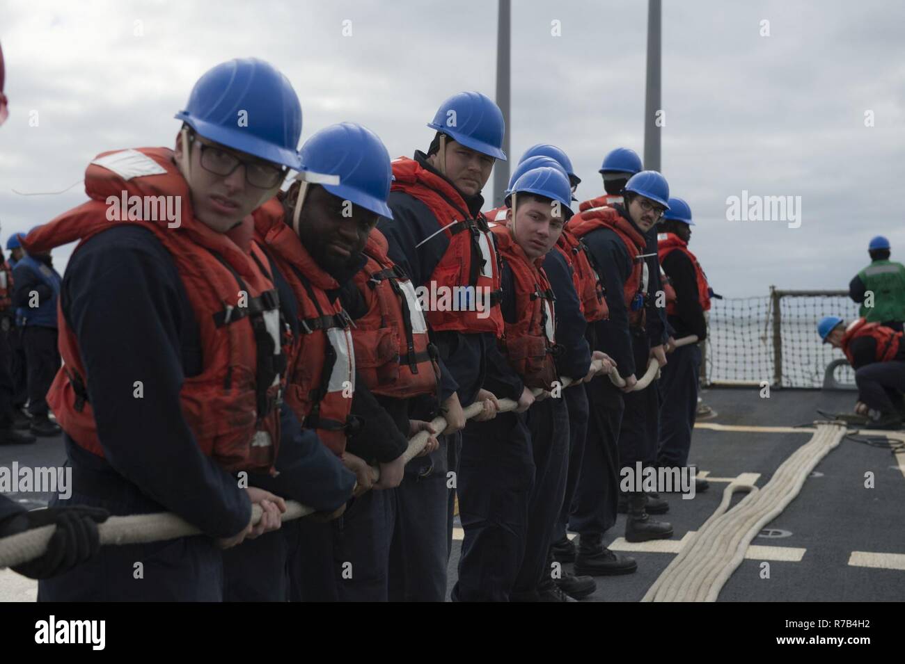 Atlantischer Ozean (12. April 2017) Line Handler vorbereiten in einem Abschleppen hawser Linie, während die Durchführung einer abschleppen Übung an Bord der USS Carney (DDG64) während Flag Officer Sea Training in den Atlantischen Ozean April 12, 2017 zu heben. Carney, einem der Arleigh-Burke-Klasse geführte-missile Destroyer, Vorwärts - Rota, Spanien bereitgestellt werden, ist die Durchführung der dritten Patrouille in den USA 6 Flotte Bereich der Maßnahmen zur Unterstützung der US-amerikanischen nationalen Sicherheitsinteressen in Europa. Stockfoto