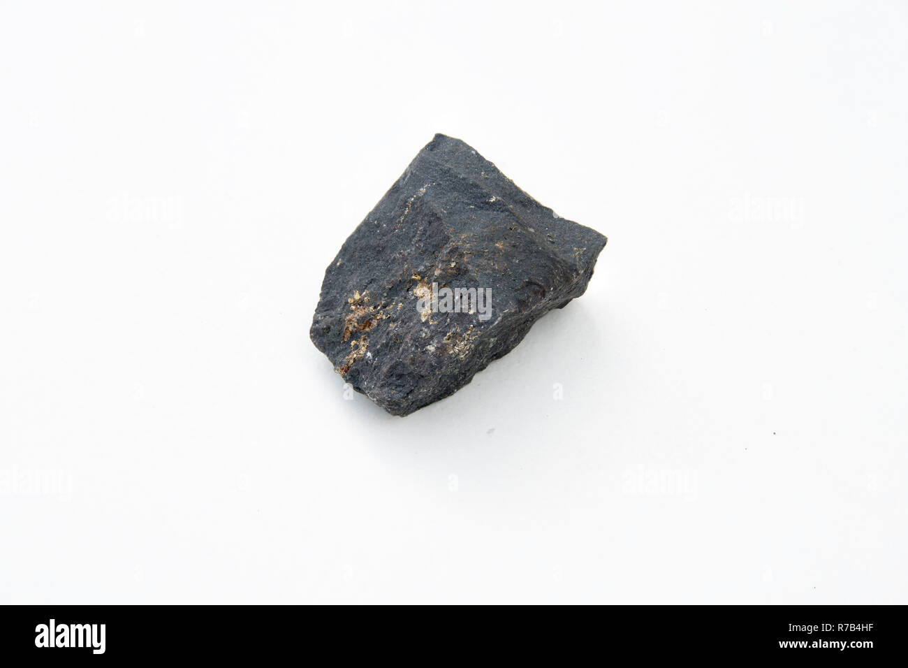 Magnetit Mineral über Weiß isoliert Stockfoto