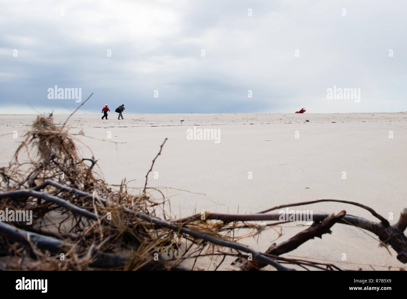 Sgt. 1. Klasse Chris Richards der Connecticut National Guard und der U.S. Coast Guard Chief Warrant Officer Benjamin Jewell der Coast Guard Cutter Eiche gehen Sie in Richtung einer Strände Boje, Dienstag, 9. Mai 2017, in der Nähe von Chatham, Massachusetts. Die Boje war vom Strand von einem Connecticut National Guard CH-47 Chinook Hubschrauber hob und Offshore fallengelassen, wo Coast Guard Cutter Eiche, eine 225-Fuß-Ausschreibung Boje aus Newport, Rhode Island, der sie abgeholt. Stockfoto