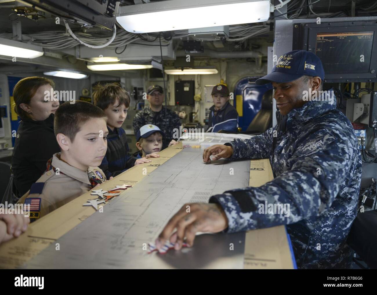 BREMERTON, Washington (6. Mai 2017) Der Luftverkehr Boatswains Mate (Handling) 2. Klasse Willie Perry Flight Operations diskutiert mit Mitgliedern der Wölflingmeute 5239 und Pfadfinder-truppe Gruppe 5239 an Bord der Flugzeugträger USS Nimitz (CVN 68). Das Schiff ist in Bremerton, Washington festgemacht, die Vorbereitung für eine Bereitstellung. Stockfoto