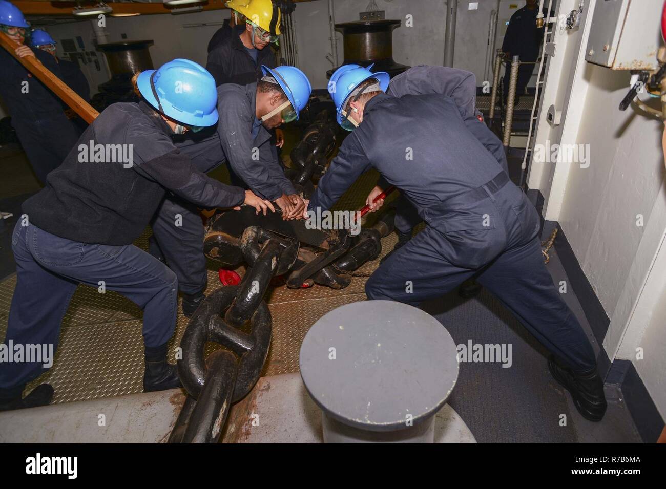 Pazifik (8. Mai 2017) Deck Abteilung Matrosen rig ein Anker Kette während einer Präzision Anker drop test an Bord der Wasp-Klasse amphibisches Schiff USS Essex (LHD2). Essex ist im Gange, die Durchführung von Studien, das Meer vor der Küste von Südkalifornien. Stockfoto