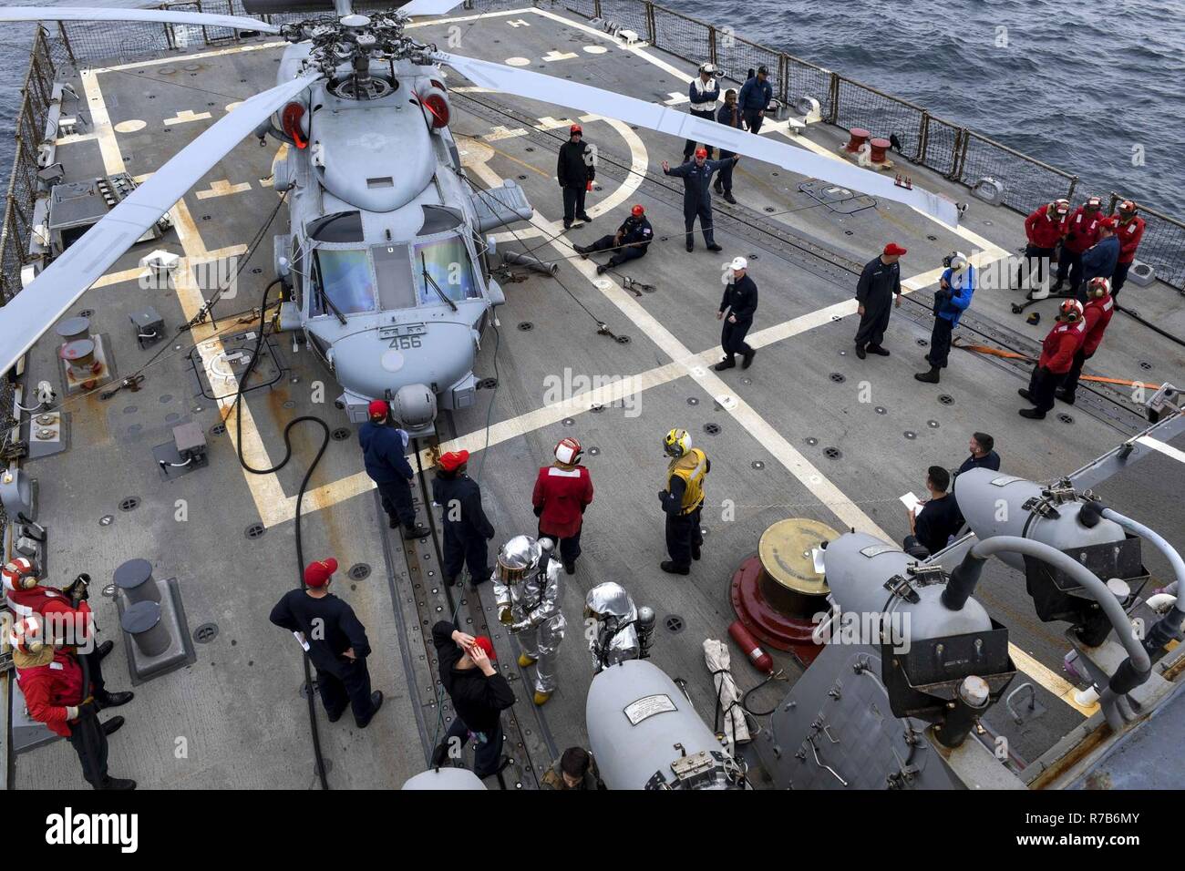 Schwarzes Meer (8. Mai 2017) - Matrosen an Bord der Arleigh-Burke-Klasse geführte Anti-raketen-Zerstörer USS Oscar Austin (DDG79) in einer simulierten Absturz eines Hubschraubers auf dem Flugdeck teilnehmen, während eine Beschädigung des Training, 8. Mai 2017. Oscar Austin auf einer routinemäßigen Bereitstellung unterstützen die nationale Sicherheit der USA Interessen in Europa und der zunehmenden Theater Sicherheit gute Zusammenarbeit und freuen uns naval Präsenz in den USA 6 Flotte Bereich der Operationen. Stockfoto