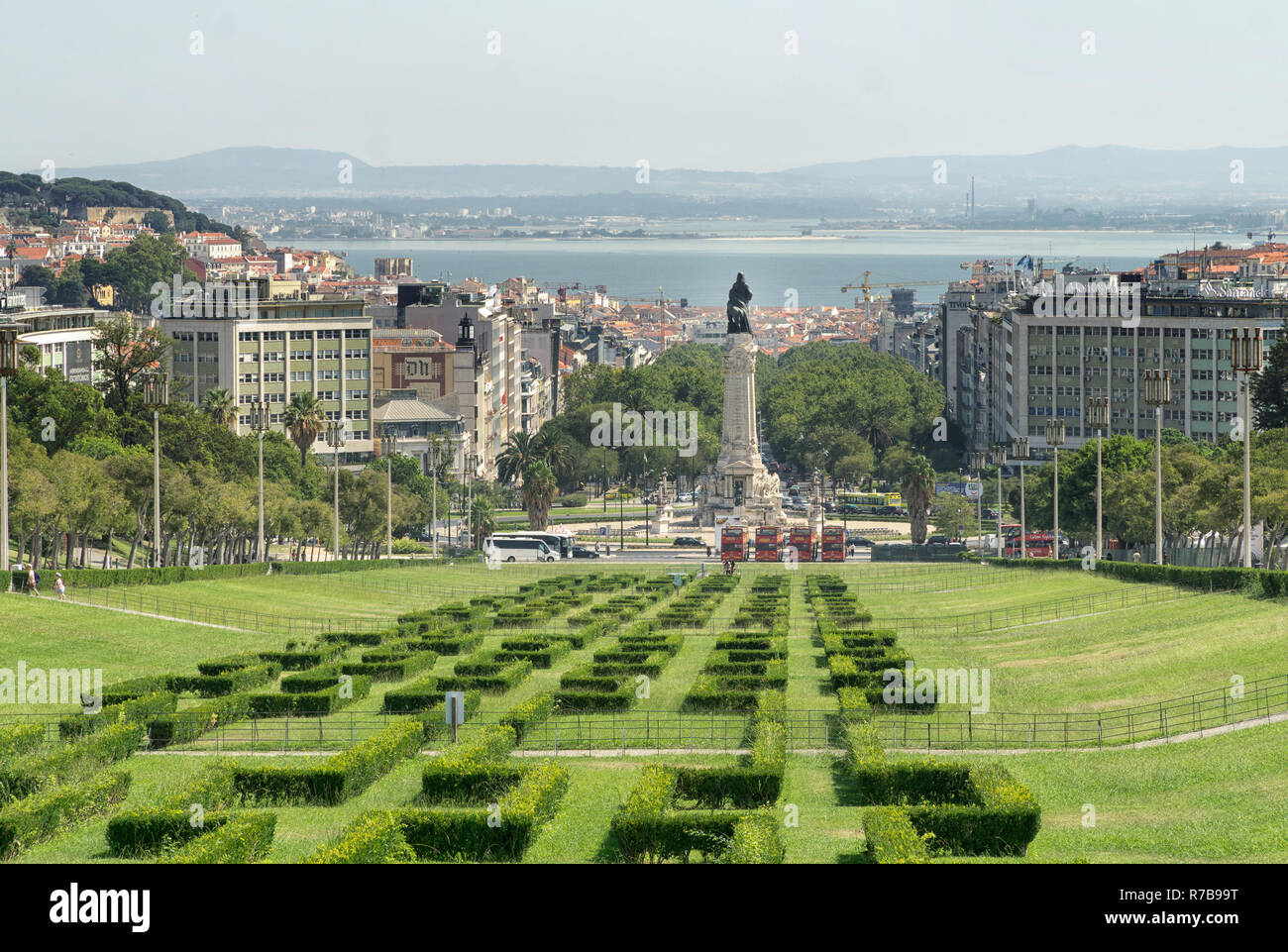Lissabon, Portugal - 31. August 2018: Blick auf den Park Eduard VII und Marquis de Pombal Square; im Hintergrund kann man den Fluss Tagus. Stockfoto