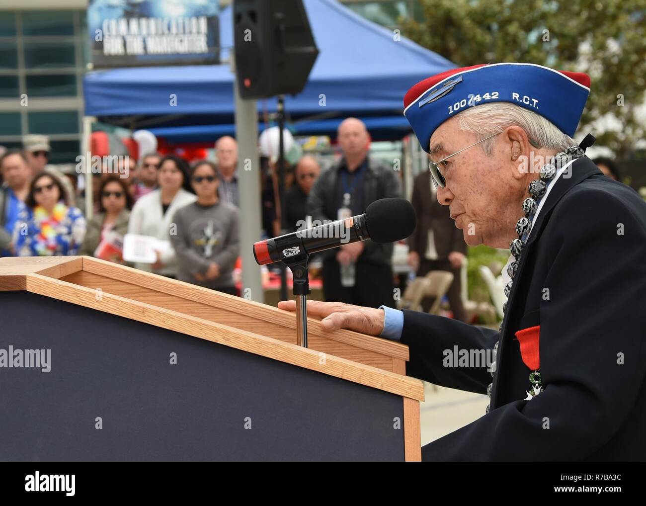 Veteran des zweiten Weltkrieges, Herr Yoshio C. Nakamura, spricht über seine Erfahrungen in einem japanischen Internierungslager vor der Anwerbung in den Streitkräften als Teil der legendären 442nd Regimental Combat Team, eine alle japanisch-amerikanische Einheit, während der Raum und Missile Systems Center Amerikaner asiatischer Abstammung und Pazifischer Inselbewohner Heritage Month mit einer Veranstaltung in Los Angeles Air Force Base in El Segundo , Calif., 9. Mai 2017.  Vielfalt und Inklusion sind kritische Kraft Multiplikatoren und nationalen Sicherheitserfordernissen. Luftwaffe Entscheidungs- und operativen Fähigkeiten werden durch Vielfalt und Inklusion in Ou verstärkt. Stockfoto