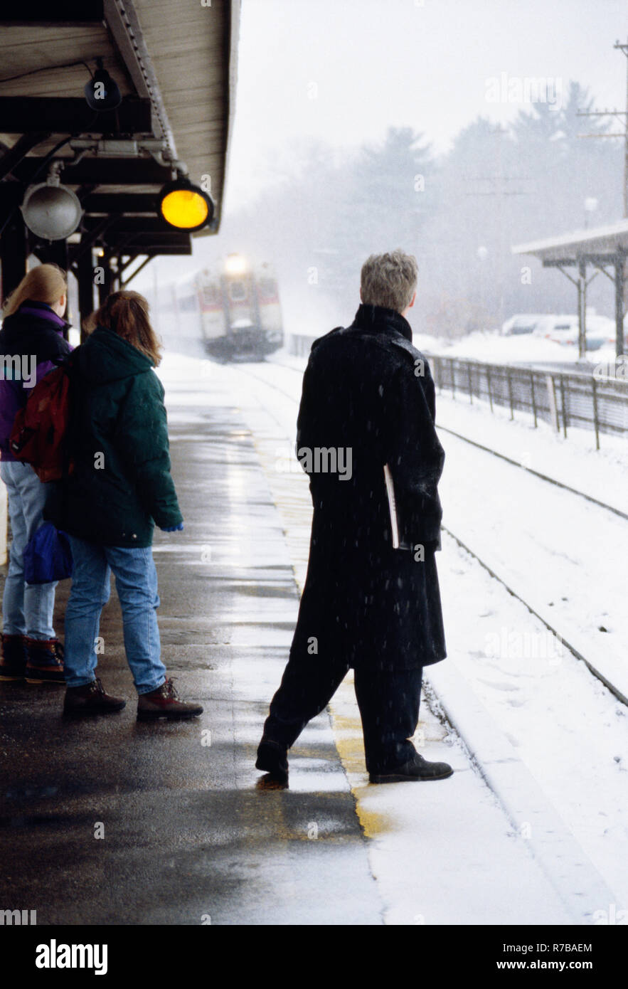 Pendler an einem Bahnhofsplatz im Winter, Massachusetts, USA 1990s Stockfoto