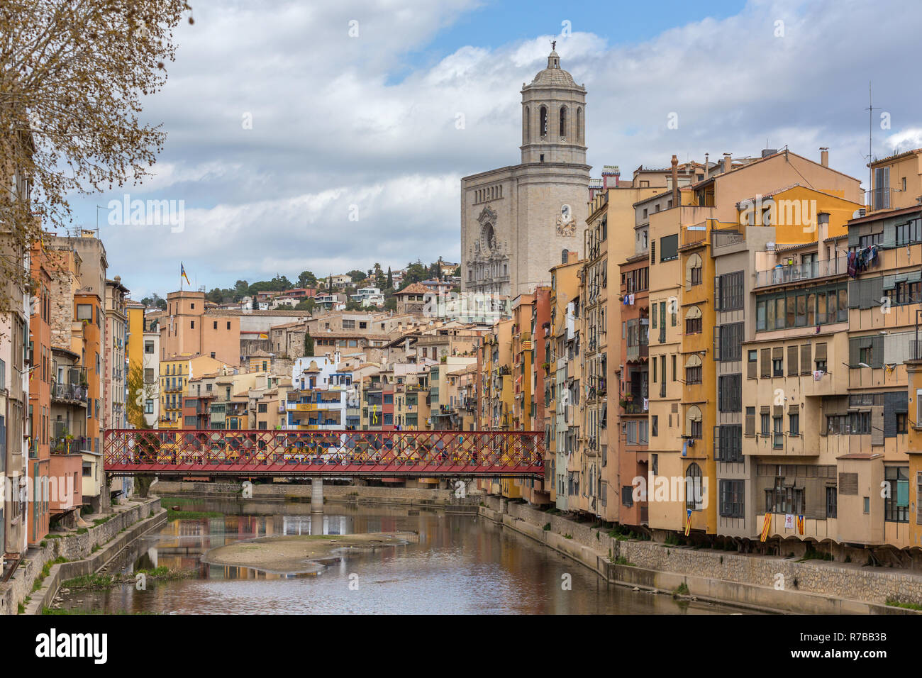 Bunte gelb, rot und orange Häuser mit der katalanischen Flaggen in Wasser Fluss Onyar, in Girona, Katalonien, Spanien wider. Stockfoto