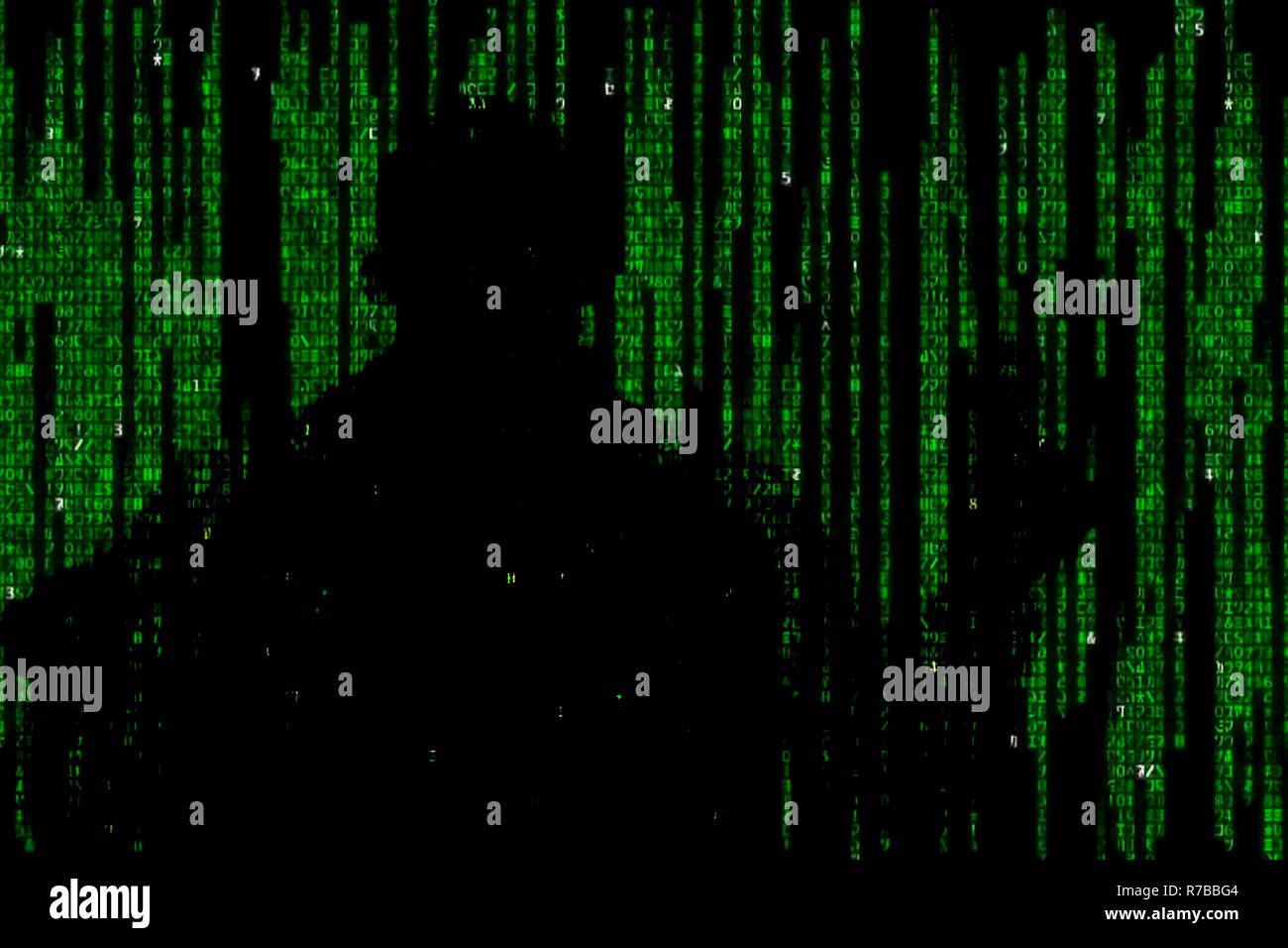 Silhouette der Mann in Grün von digitalen Daten. Das Symbol eines Hackers. Stockfoto