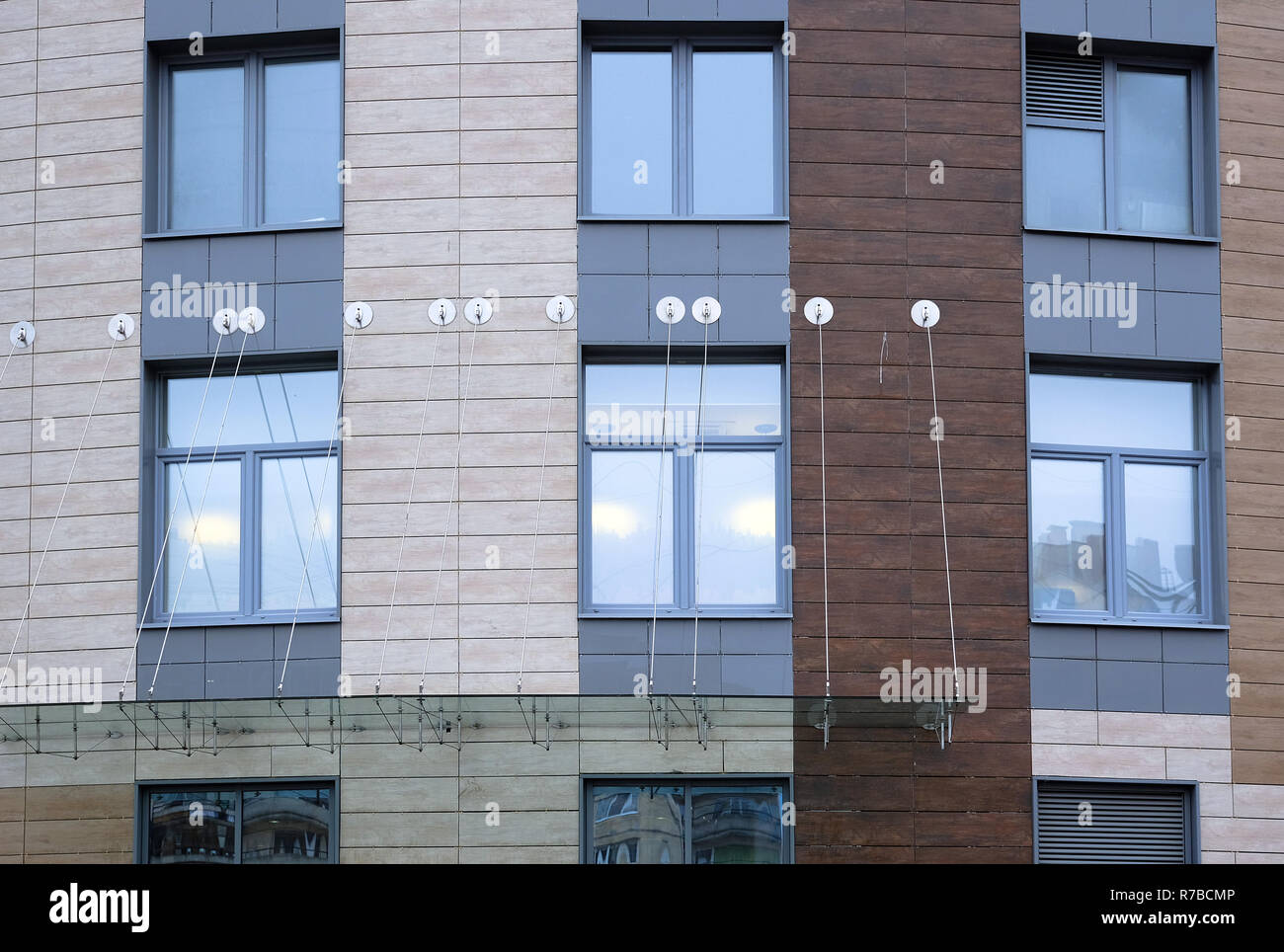 Elemente der Befestigung des Glas Vordach auf ein modernes Gebäude  Stockfotografie - Alamy