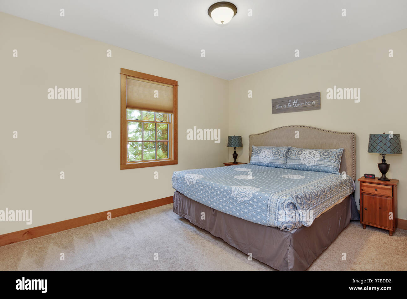 Schönes Zimmer mit Bettwäsche Kopfteil mit nailhead Verkleidung auf King  Bett und weichen cremefarbenen Wänden Stockfotografie - Alamy
