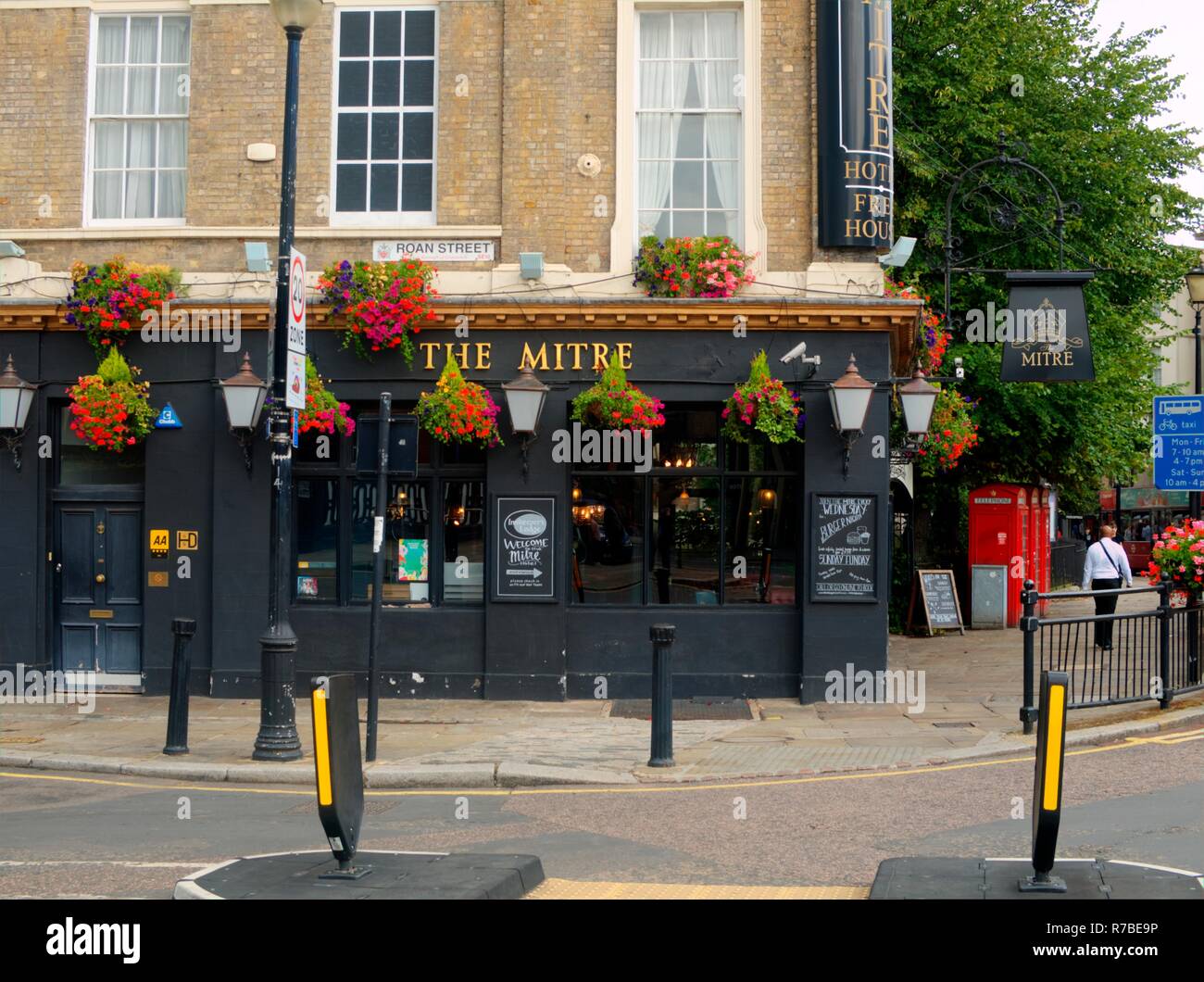 Greenwich, London, Großbritannien - 13 August, 2018: Der lokale öffentliche Haus namens Die Mitra Stockfoto