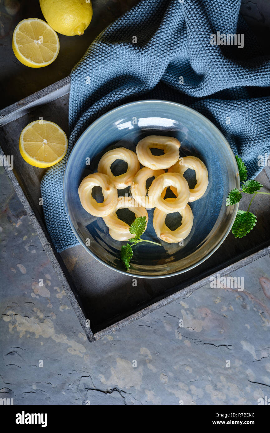 Traditionelle französische Cruller Donuts mit Zitrone Glasur Stockfoto