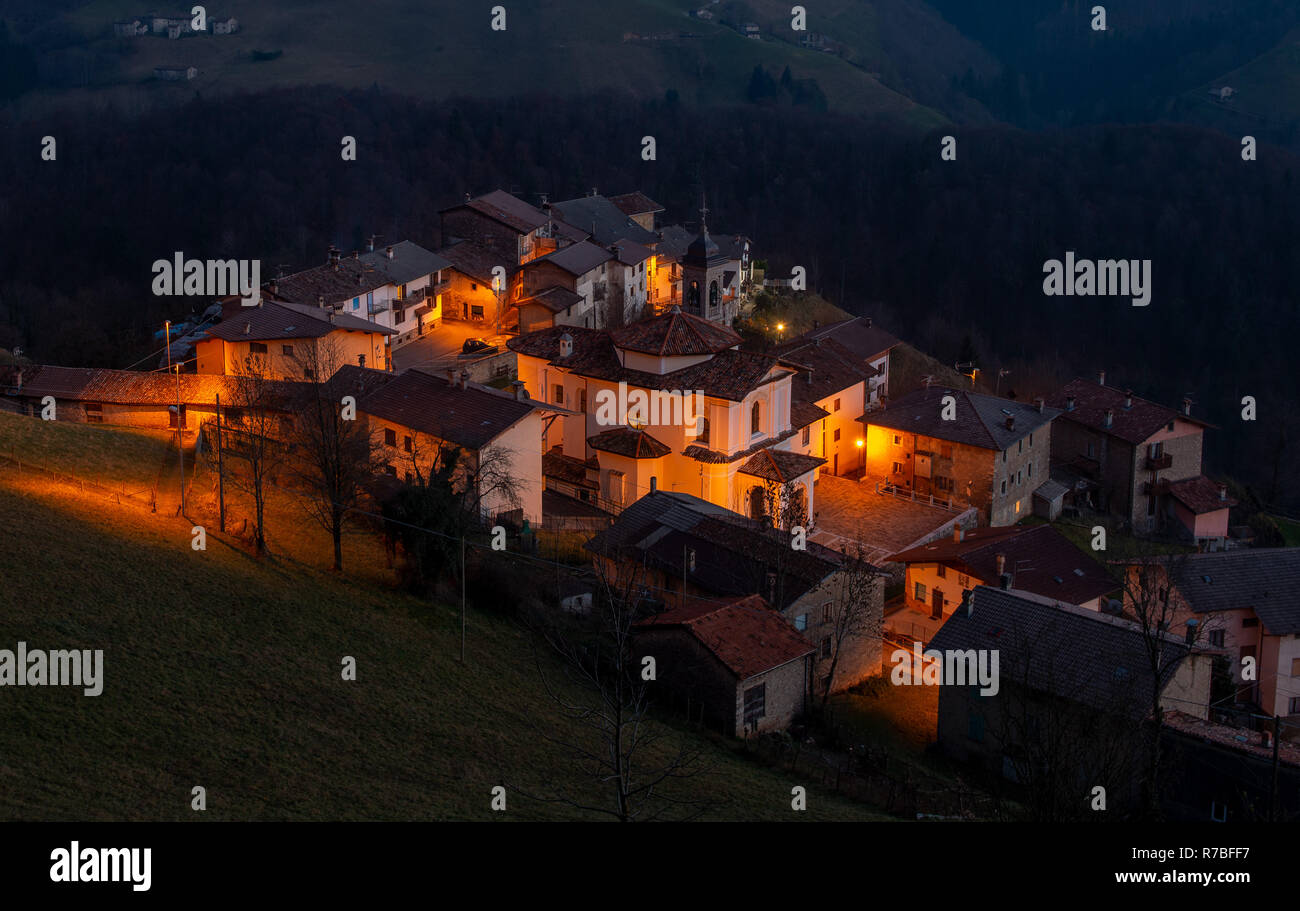 Kleines Bergdorf am Ende des Tages Stockfoto