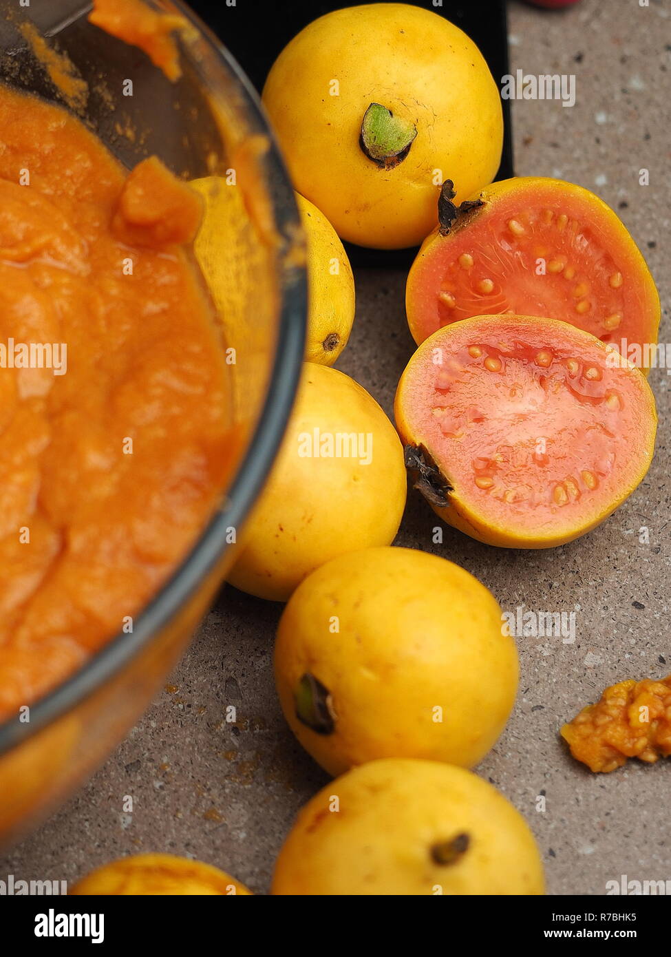 Guave Obst in der Küche eines Landes, das verarbeitet wird. Frisch, Wild Ernte Früchte. Pink und Gelb Guave. Stockfoto