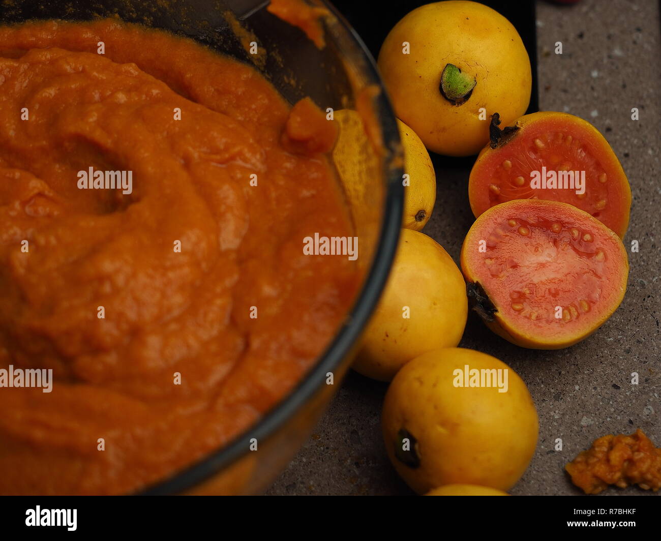 Guave Obst in der Küche eines Landes, das verarbeitet wird. Frisch, Wild Ernte Früchte. Pink und Gelb Guave. Stockfoto