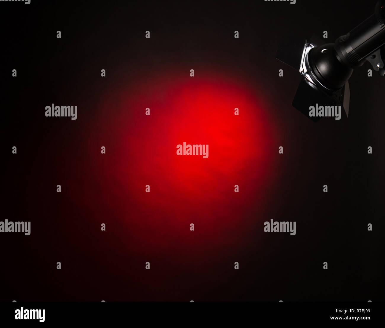 Rotes Licht auf schwarzem Hintergrund in Photo Studio Stockfoto