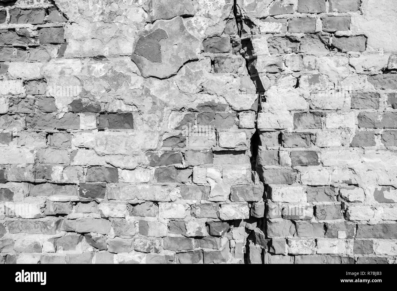 Großen Riss in der alten Mauer. Hintergrund. Stockfoto