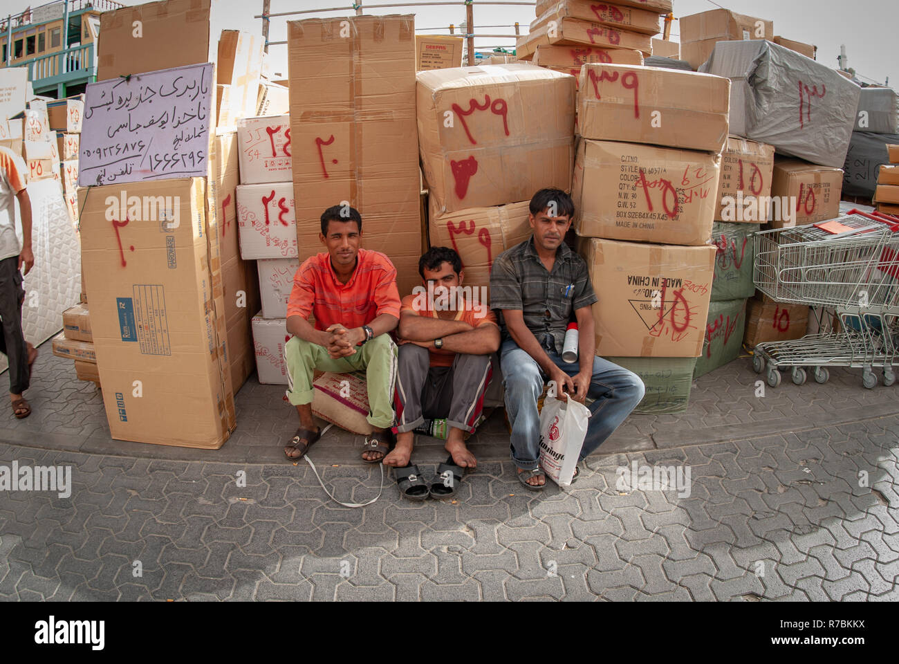 3 Die markthändler unter dem Schatten in Dubai Markt entspannen Stockfoto