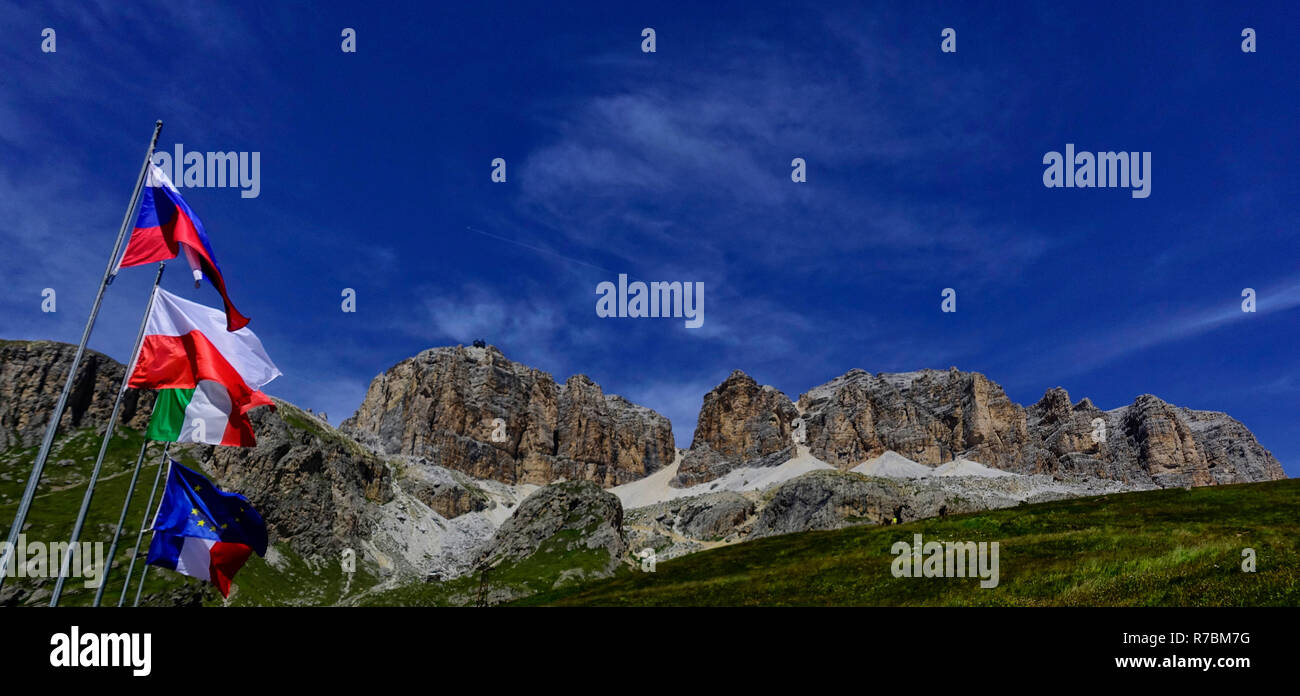 Sommer Blick auf die Sella Türme und Piz Boè von Passo Pordoi, Canazei, Dolomiten, Italien Sella grupe oder Gruppo di Sella, Pordoi, Südtirol Stockfoto