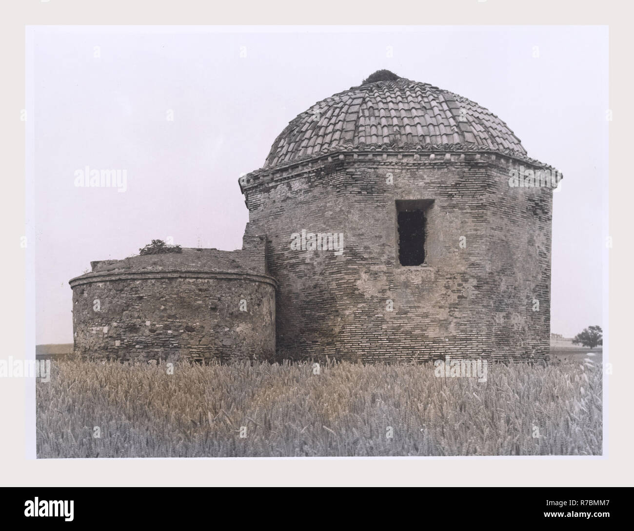 Lazio Roma Pratica di Mare Heroon di Enea, dies ist mein Italien, die italienische Land der Geschichte, Altertümer 4. Jahrhundert Backstein, polygonalen Struktur. Über 7 C. gebaut BC Tumulus, als das Grab des Aeneas. Stockfoto