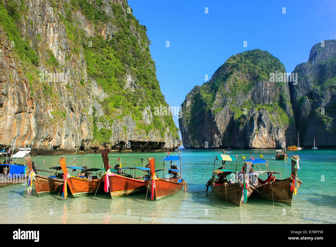 Longtail-Boote verankert in Maya Bay auf Phi Phi Leh Island, Provinz Krabi, Thailand. Es ist Teil des Mu Ko Phi Phi National Park. Stockfoto