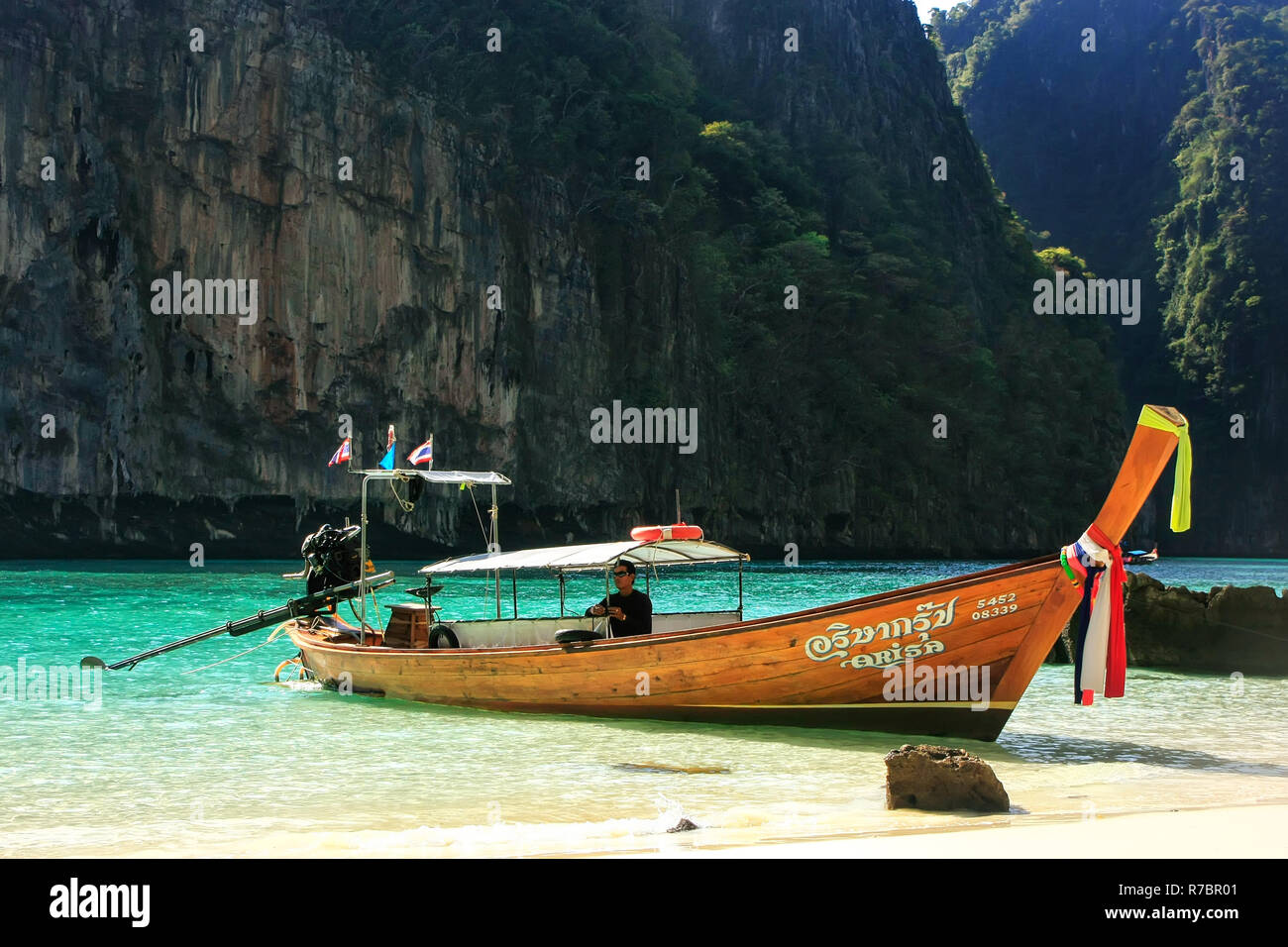 Longtailboot durch die einsamen Strand auf der Insel Phi Phi Leh verankert, Provinz Krabi, Thailand. Koh Phi Phi Leh ist Teil der Mu Ko Phi Phi Nationalpark. Stockfoto