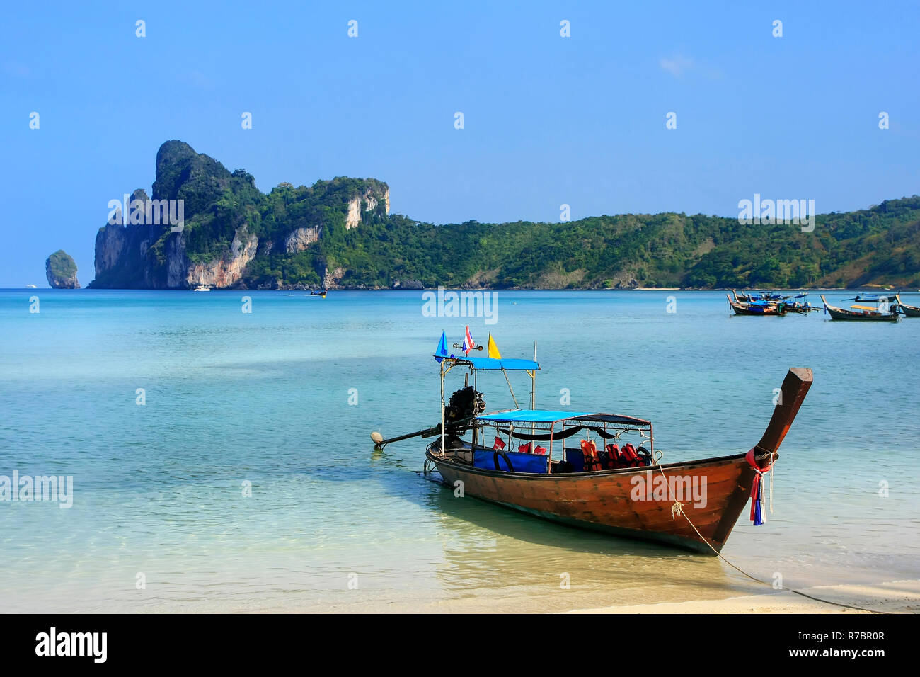 Longtail-Boot verankert am Ao Loh Dalum Strand auf Phi Phi Don Island, Provinz Krabi, Thailand. Koh Phi Phi Don ist Teil eines marine National Park. Stockfoto