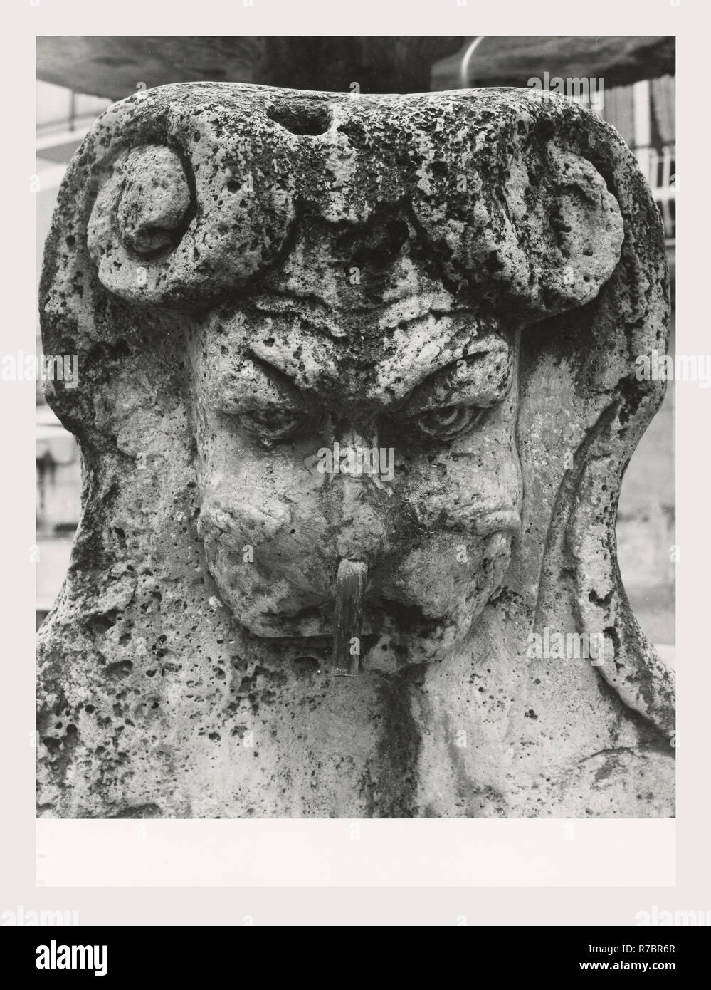 Latium Latina Velletri Piazza Mazzini, dies ist mein Italien, die italienische Land der visuellen Geschichte, Details der Brunnen auf der Piazza. Foto 1984 Stockfoto