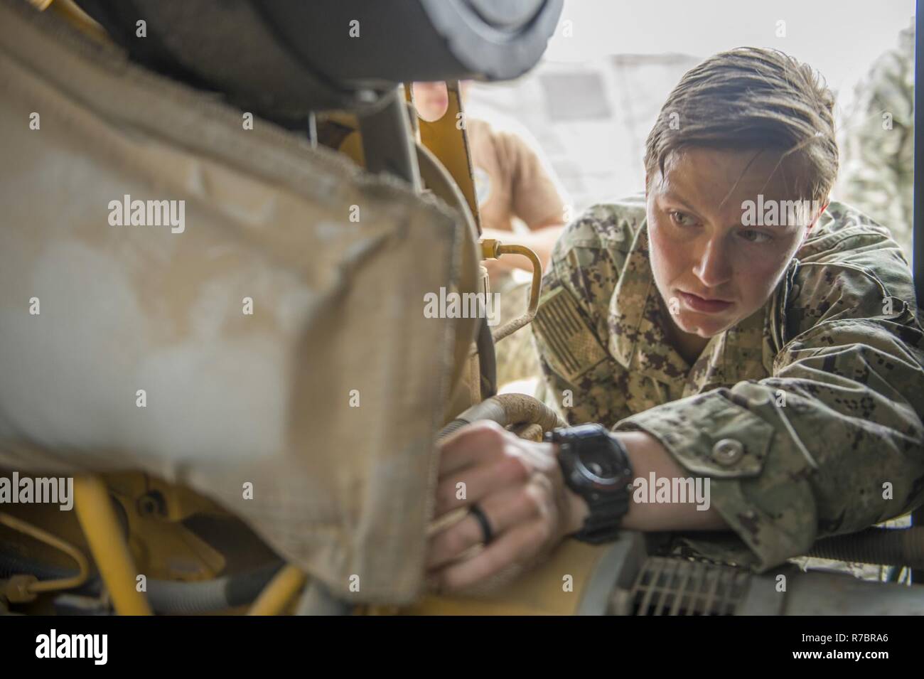 Konstruktionsmechaniker 3. Klasse Hannah Nelson, zu Aufgabengruppe 56, Naval Mobile Konstruktion Bataillon zugewiesen, führt Wartungsarbeiten an einem Generator in Vorbereitung auf die Übung eifrig Lion 2017. Eifrig Lion ist eine jährliche US Central Command Übung in Jordanien, die militärische Stärkung der militärischen Beziehungen zwischen den USA, Jordanien und anderen internationalen Partnern. In diesem Jahr Iteration besteht aus ungefähr 7.200 Soldaten aus mehr als 20 Nationen, die für Szenarien, die Sicherheit der Grenzen, das Kommando und die Kontrolle, Cyber Defense und battlespace Management reagieren werden. Stockfoto